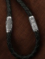 Гайтан из белого золота c кожаным шнурком и ониксом