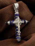 Крест из белого золота c ониксом и лазуритом