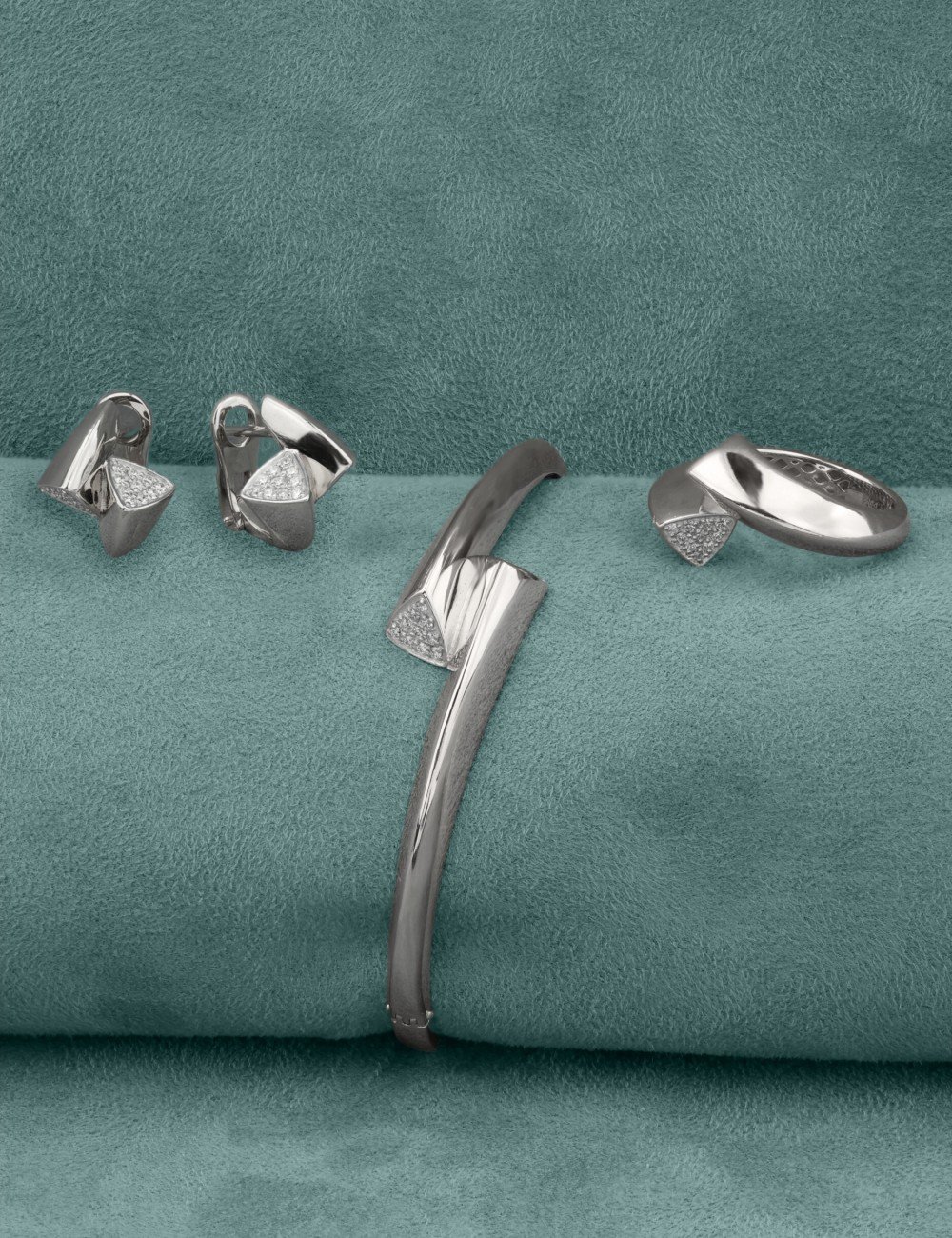 Серьги из белого золота c бриллиантами