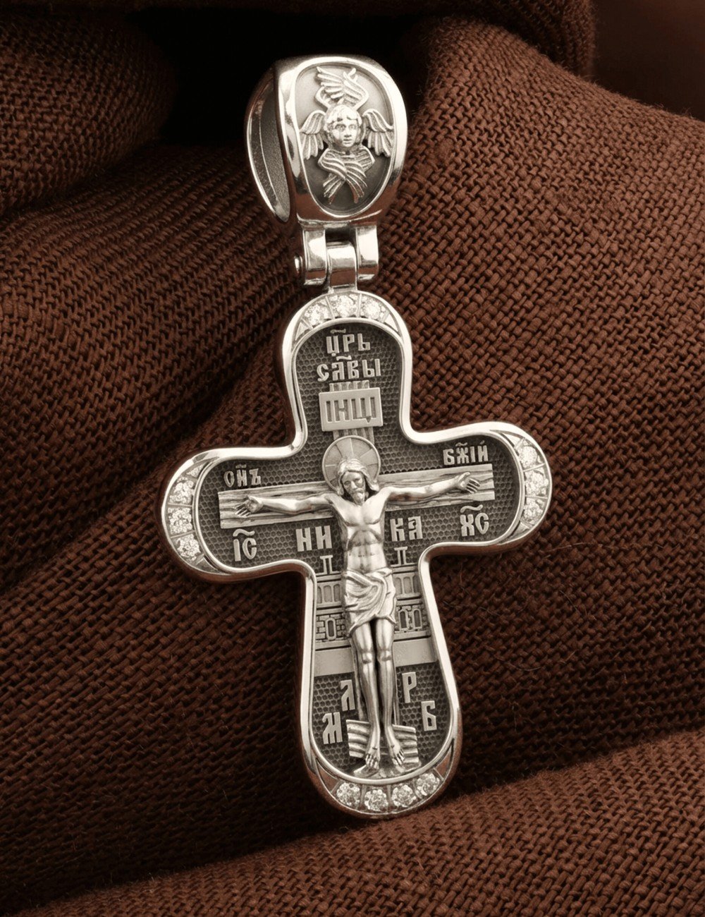 Крест из белого золота c бриллиантами