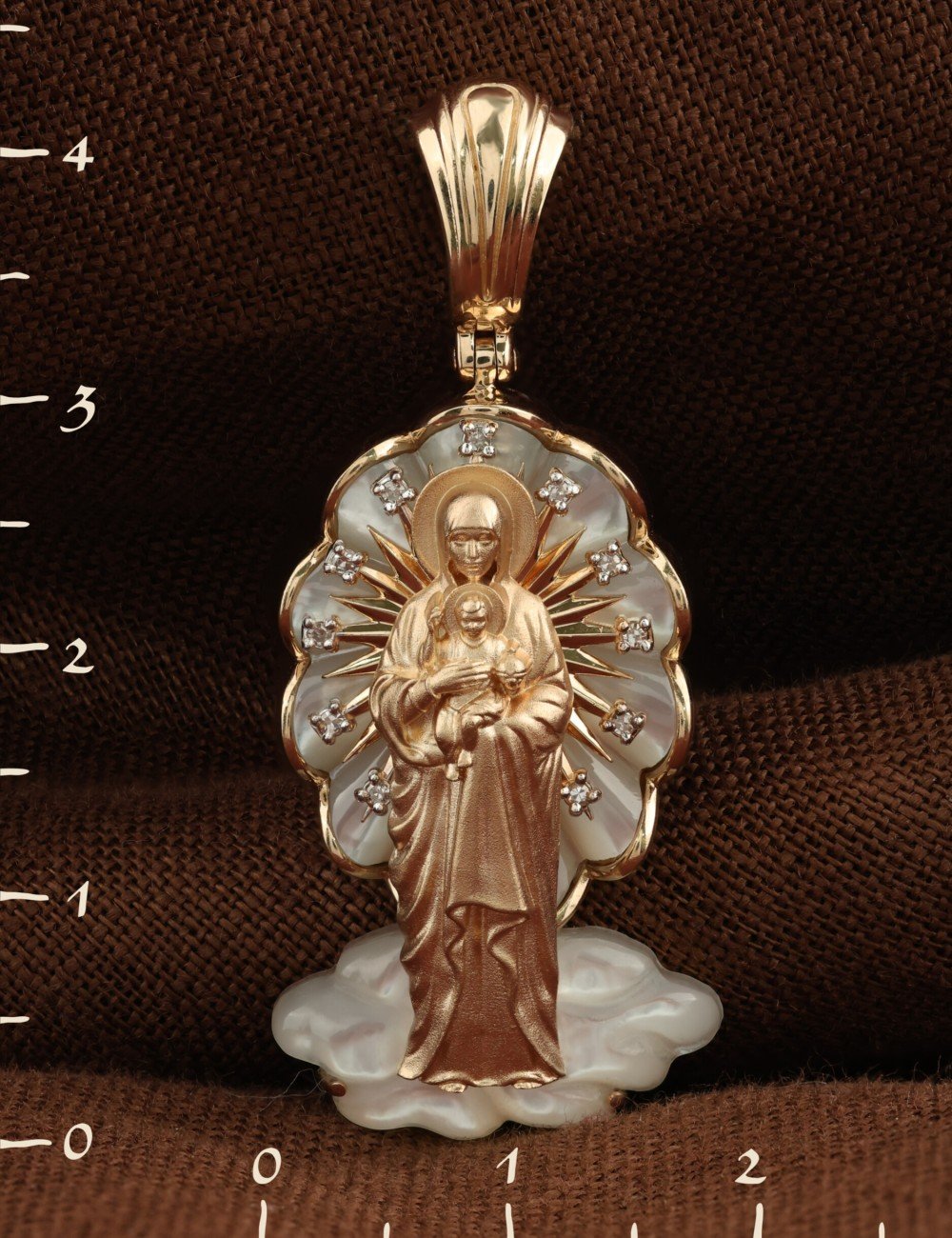 Образок из золота c бриллиантами и перламутром