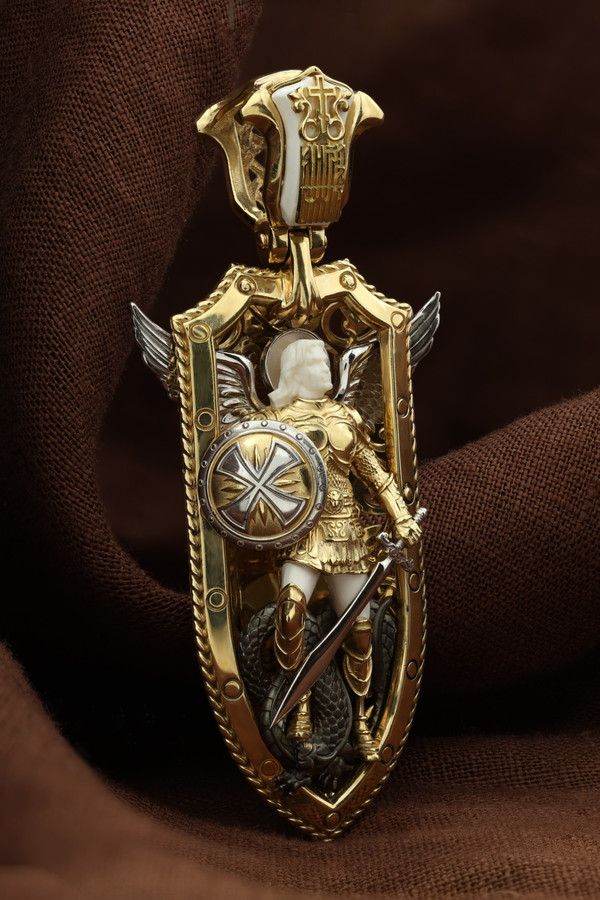 Нательная икона из лимонного золота 585 пробы c эмалью и бивнем мамонта