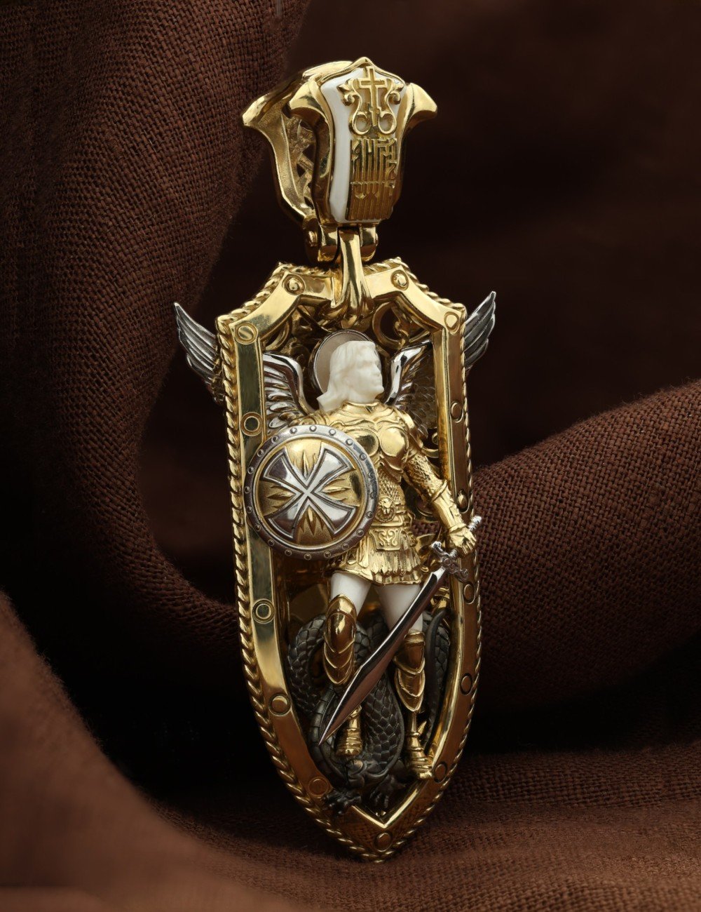 Образок из лимонного золота c эмалью и бивнем мамонта