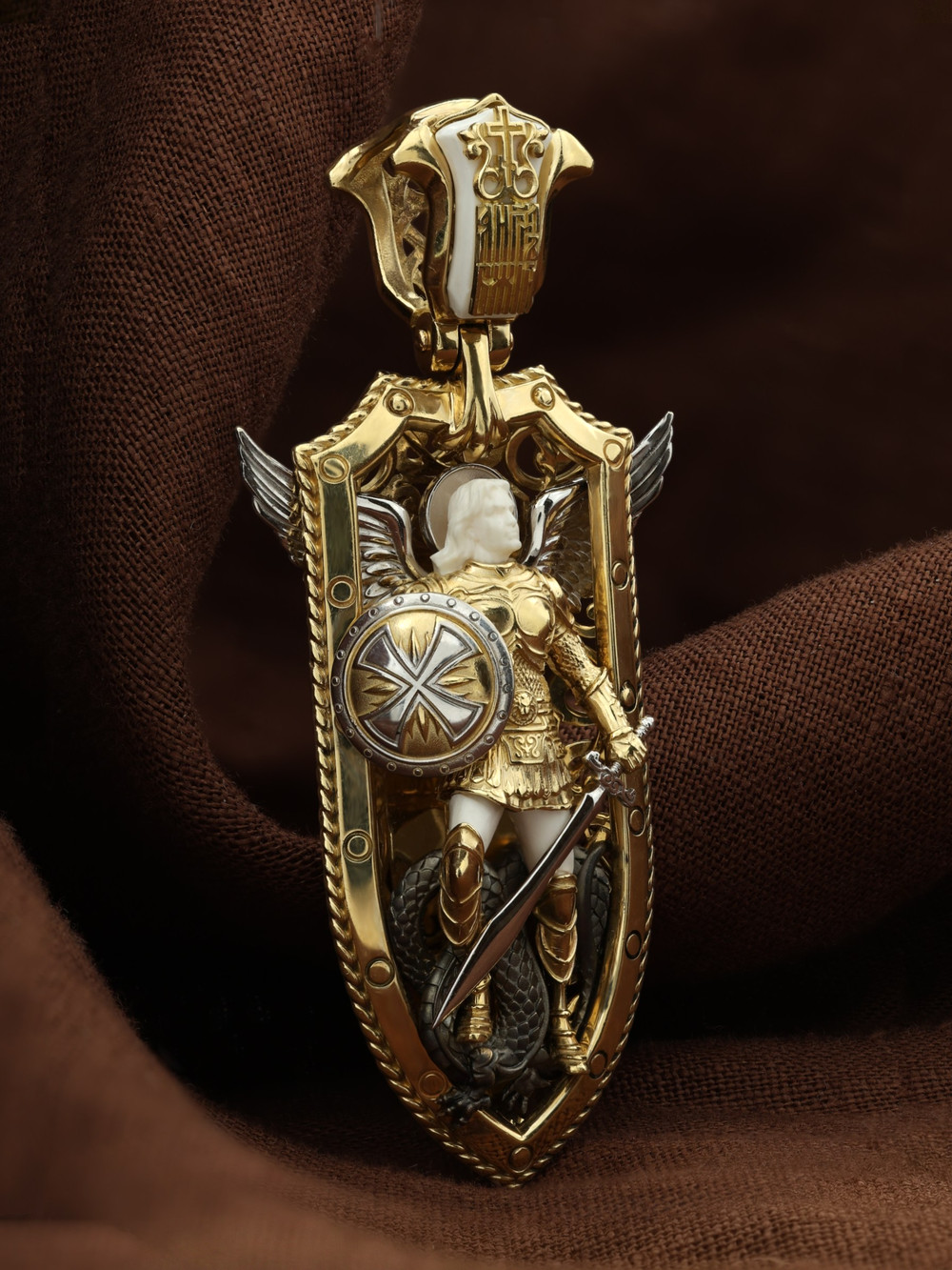 Нательная икона из лимонного золота 585 пробы c эмалью и бивнем мамонта