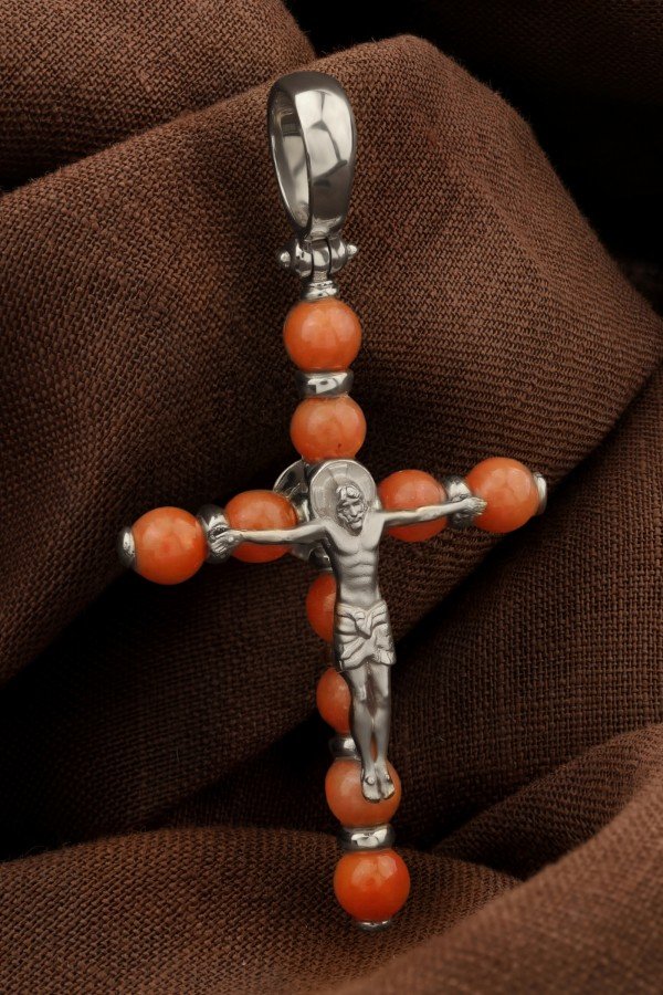 Крест из белого золота c кораллом