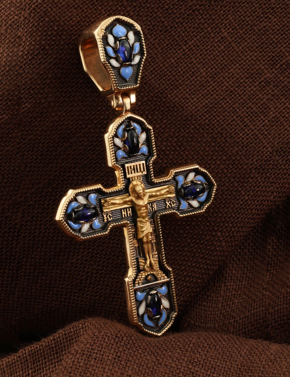 Крест из золота c эмалью и сапфиром