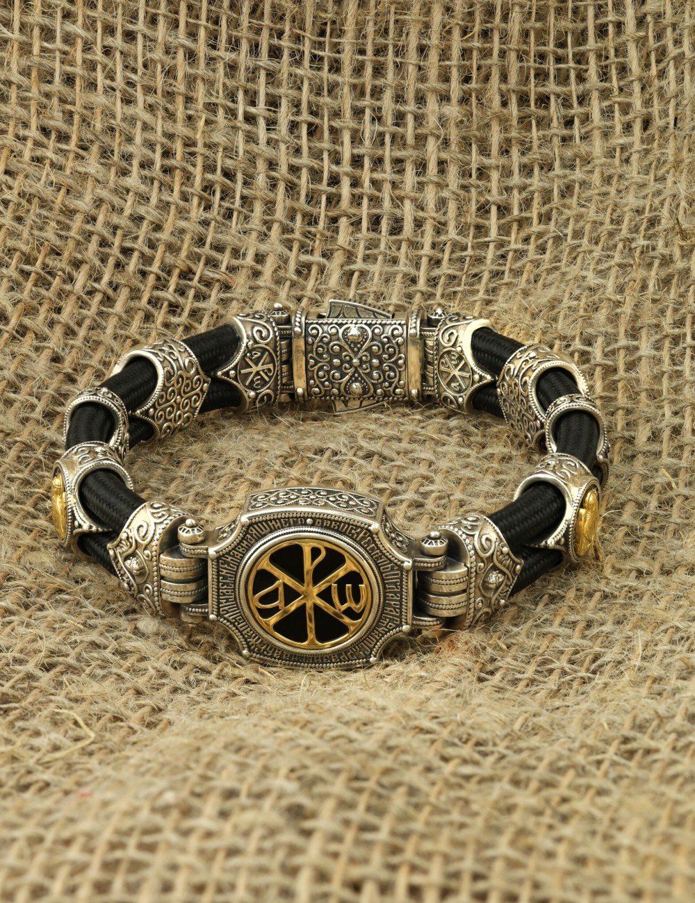 Браслет из серебра и золота c ониксом и шёлковым шнурком