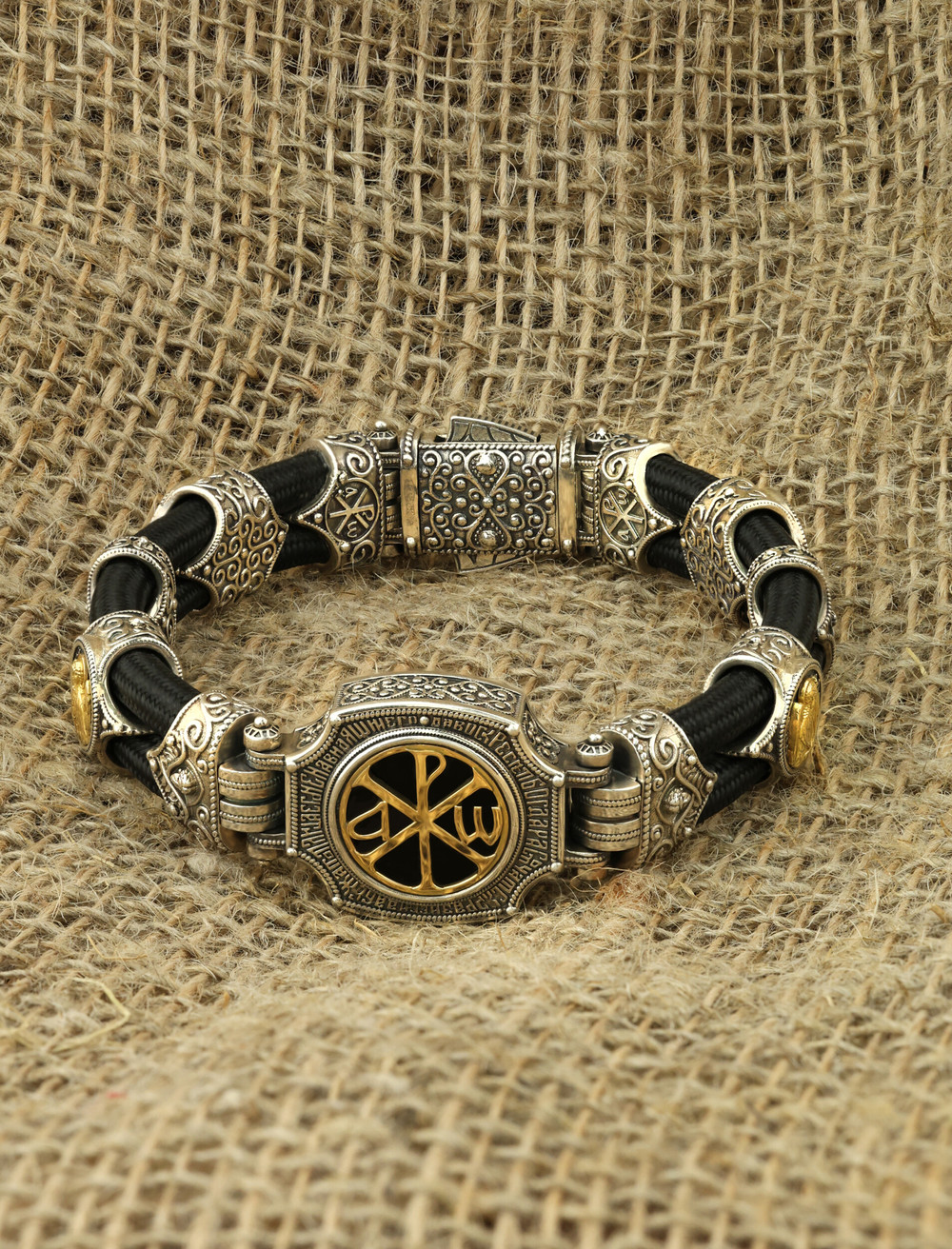 Браслет из серебра 925 пробы и золота 750 пробы c ониксом и шёлковым шнурком