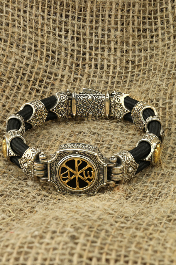 Браслет из серебра 925 пробы и золота 750 пробы c ониксом и шёлковым шнурком