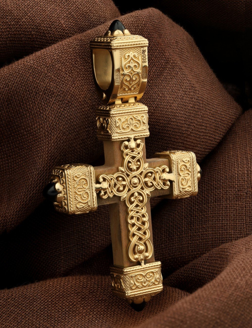 Крест из лимонного золота c эмалью, ониксом и деревом груши