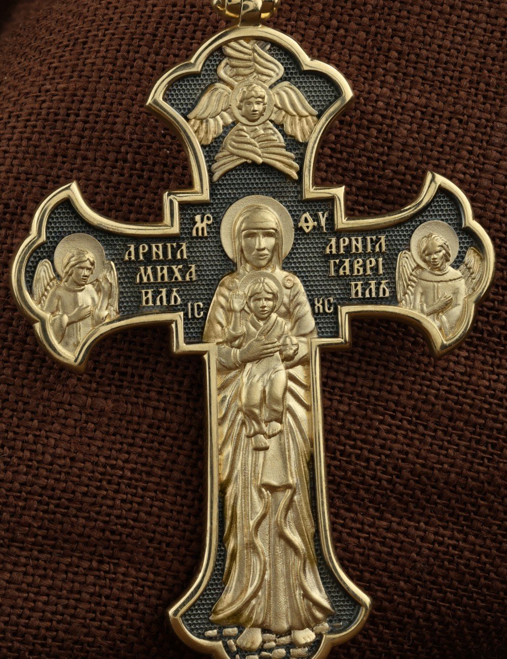 Крест из лимонного золота