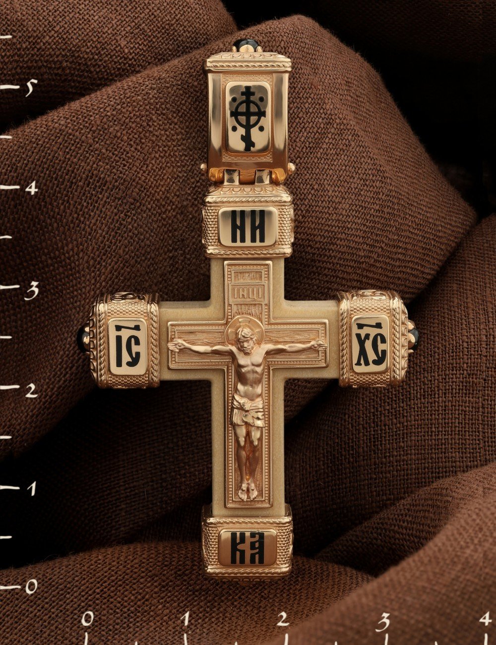 Крест из золота c эмалью, ониксом и деревом груши