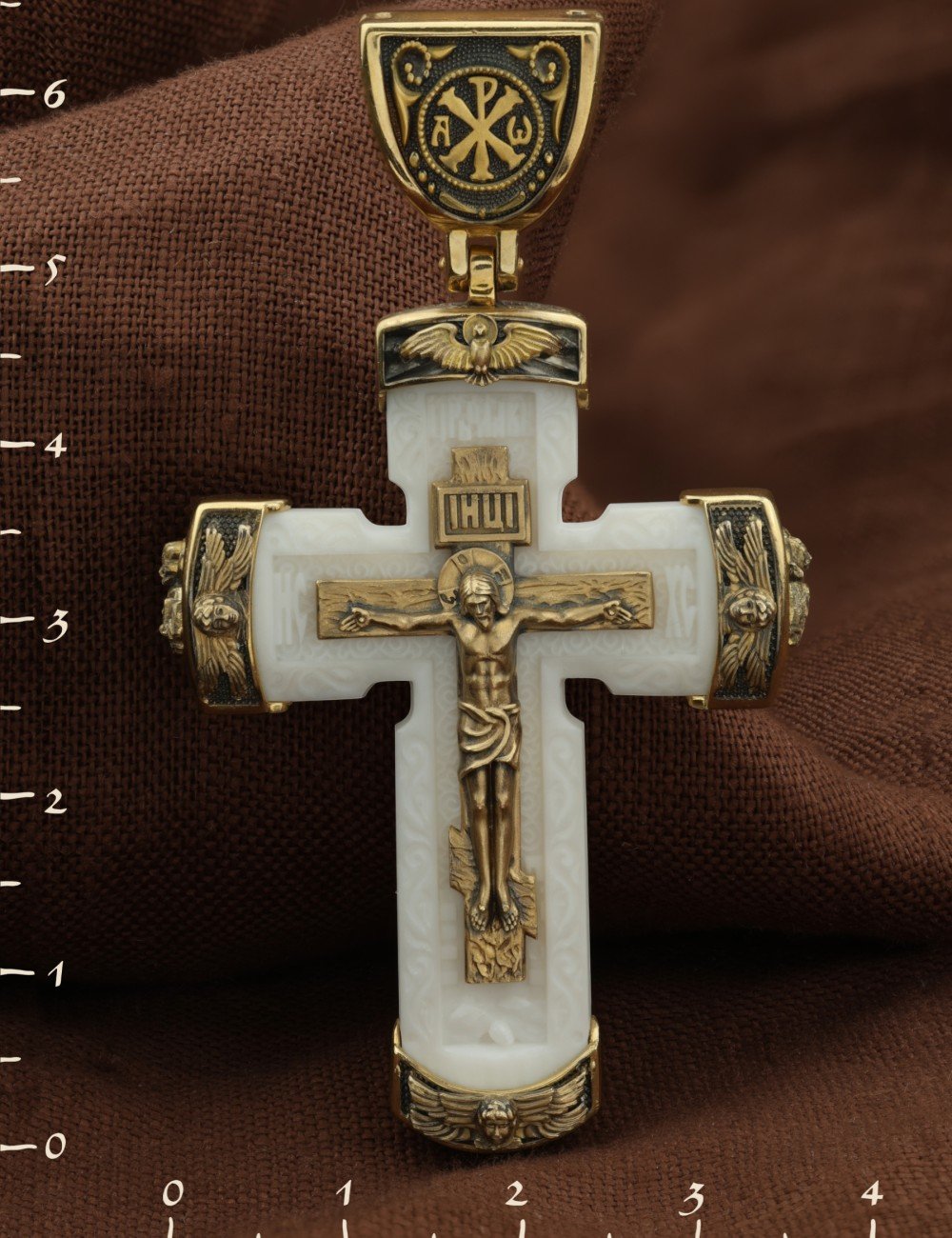 Крест из лимонного золота c бивнем мамонта