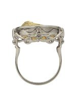 Кольцо из белого золота c ониксом и перламутром