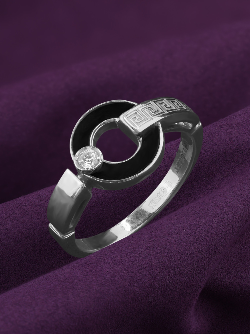 Кольцо из белого золота 585 пробы c бриллиантами и ониксом