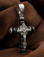 Крест из белого золота c ониксом