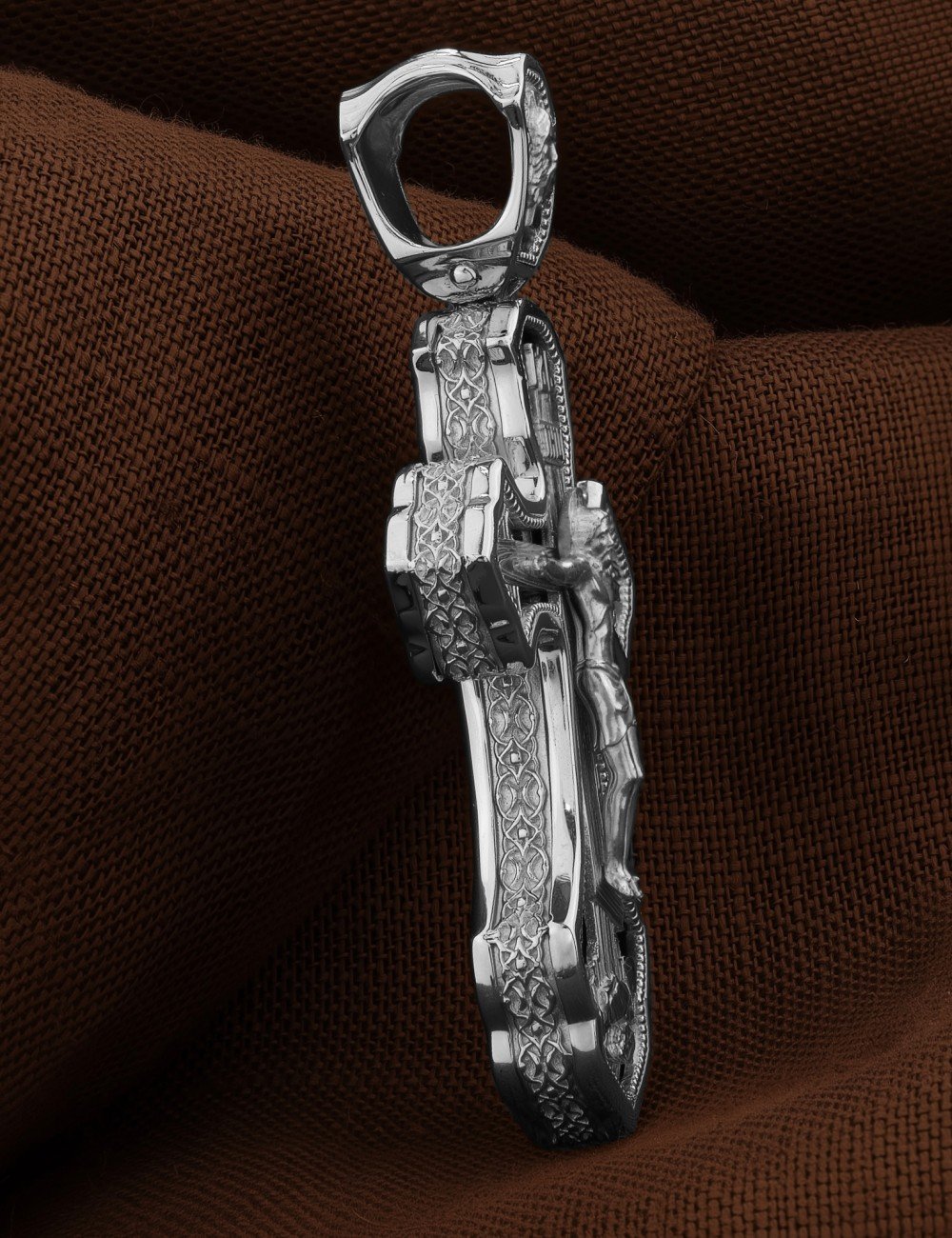 Крест из белого золота c ониксом