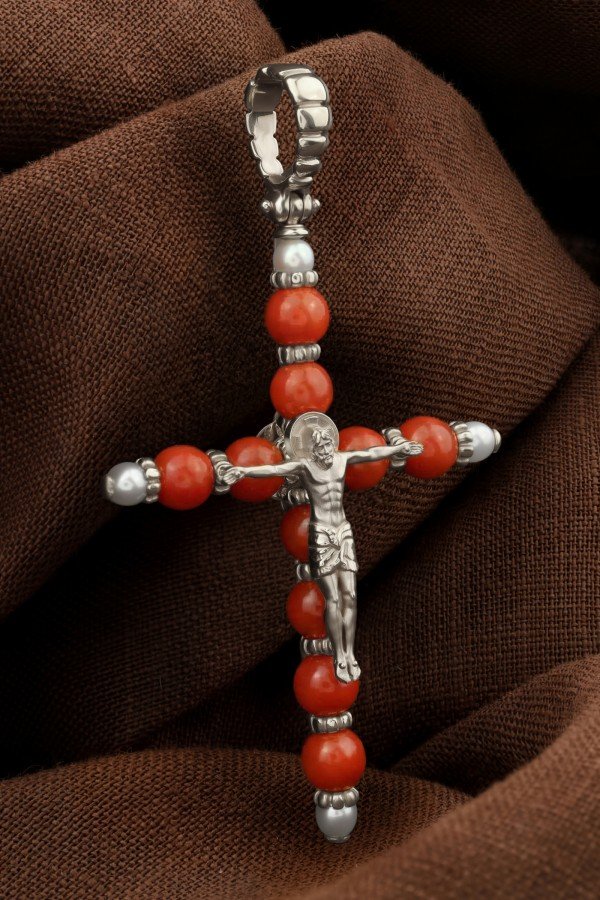 Крест из белого золота c жемчугом и кораллом