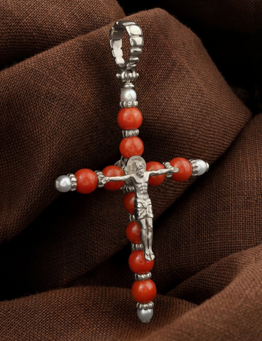 Крест из белого золота c жемчугом и кораллом