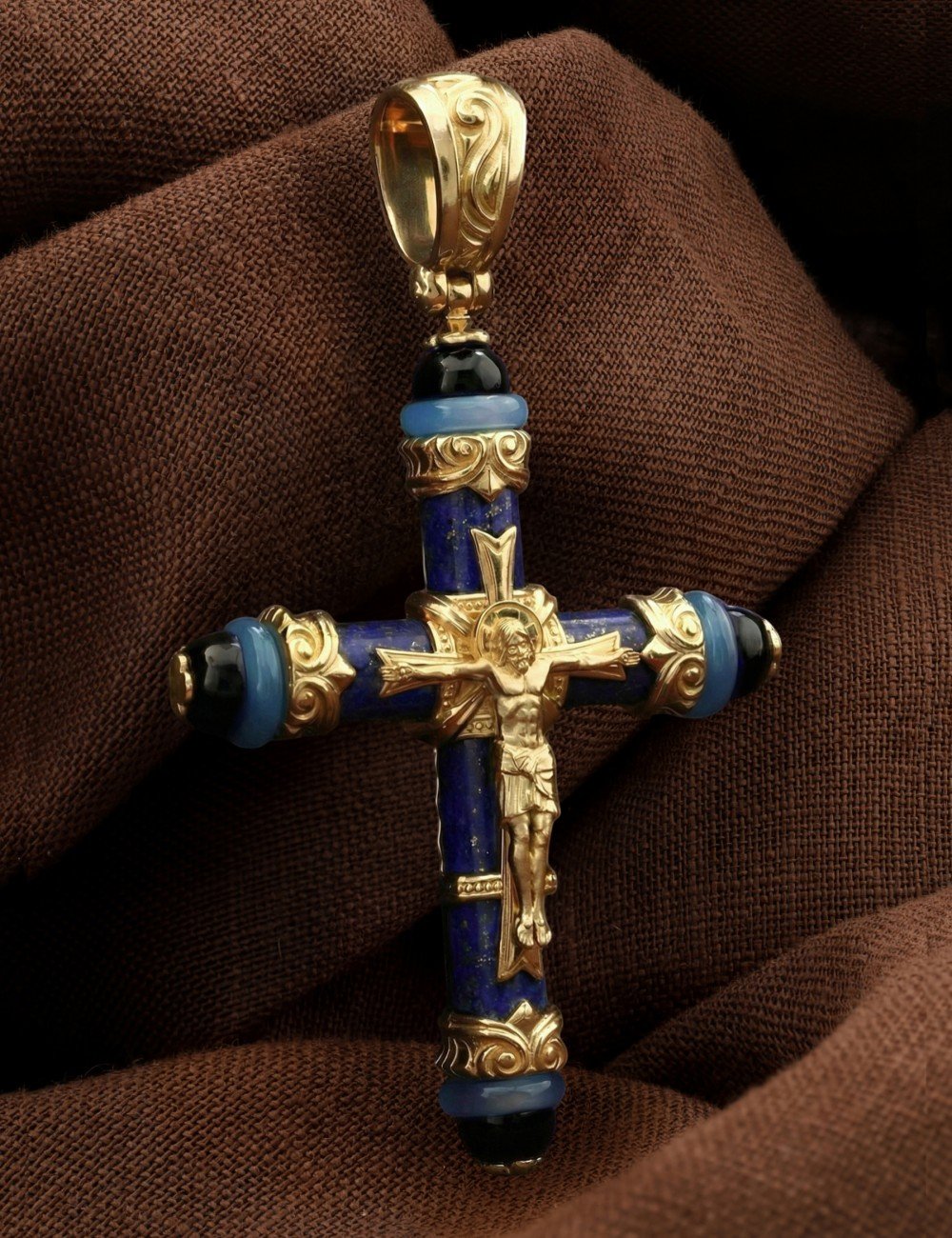 Крест из лимонного золота c ониксом, агатом и лазуритом