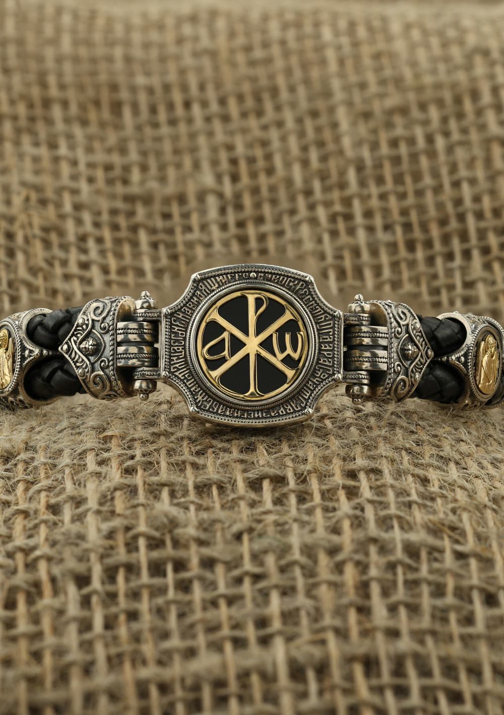 Браслет из серебра 925 пробы и золота 750 пробы c кожаным шнурком и ониксом