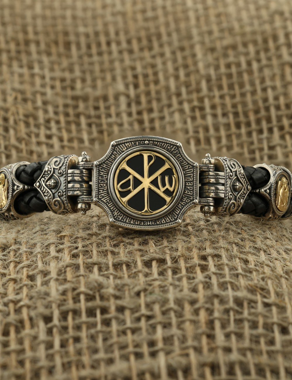 Браслет из серебра и золота c кожаным шнурком и ониксом