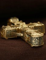 Крест из лимонного золота c эбеновым деревом