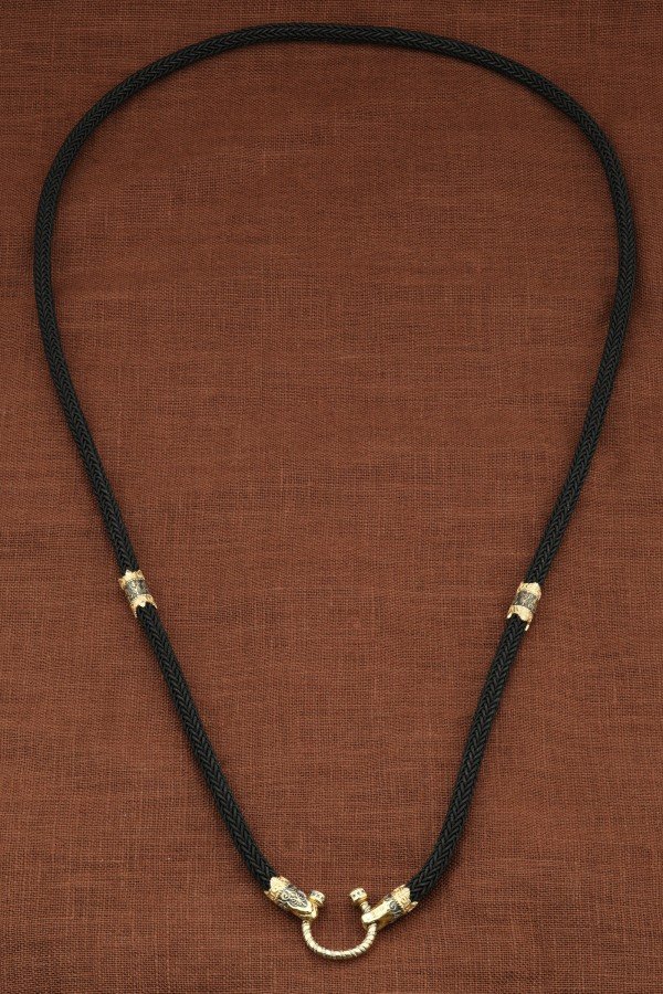 Шнурок шёлковый из лимонного золота c шёлковым шнурком