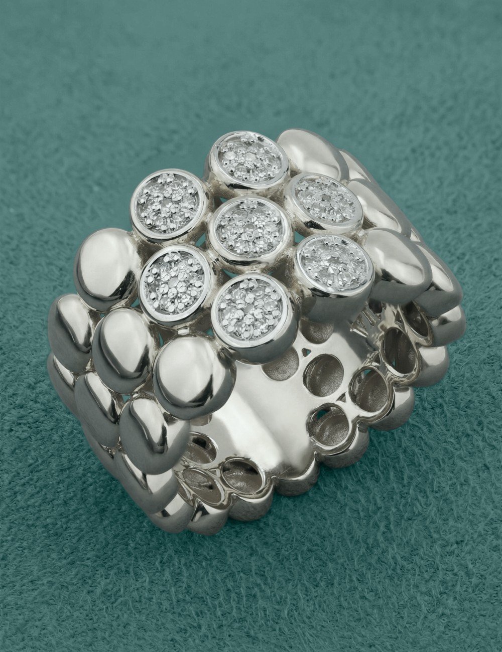 Кольцо из белого золота c бриллиантами и рубином