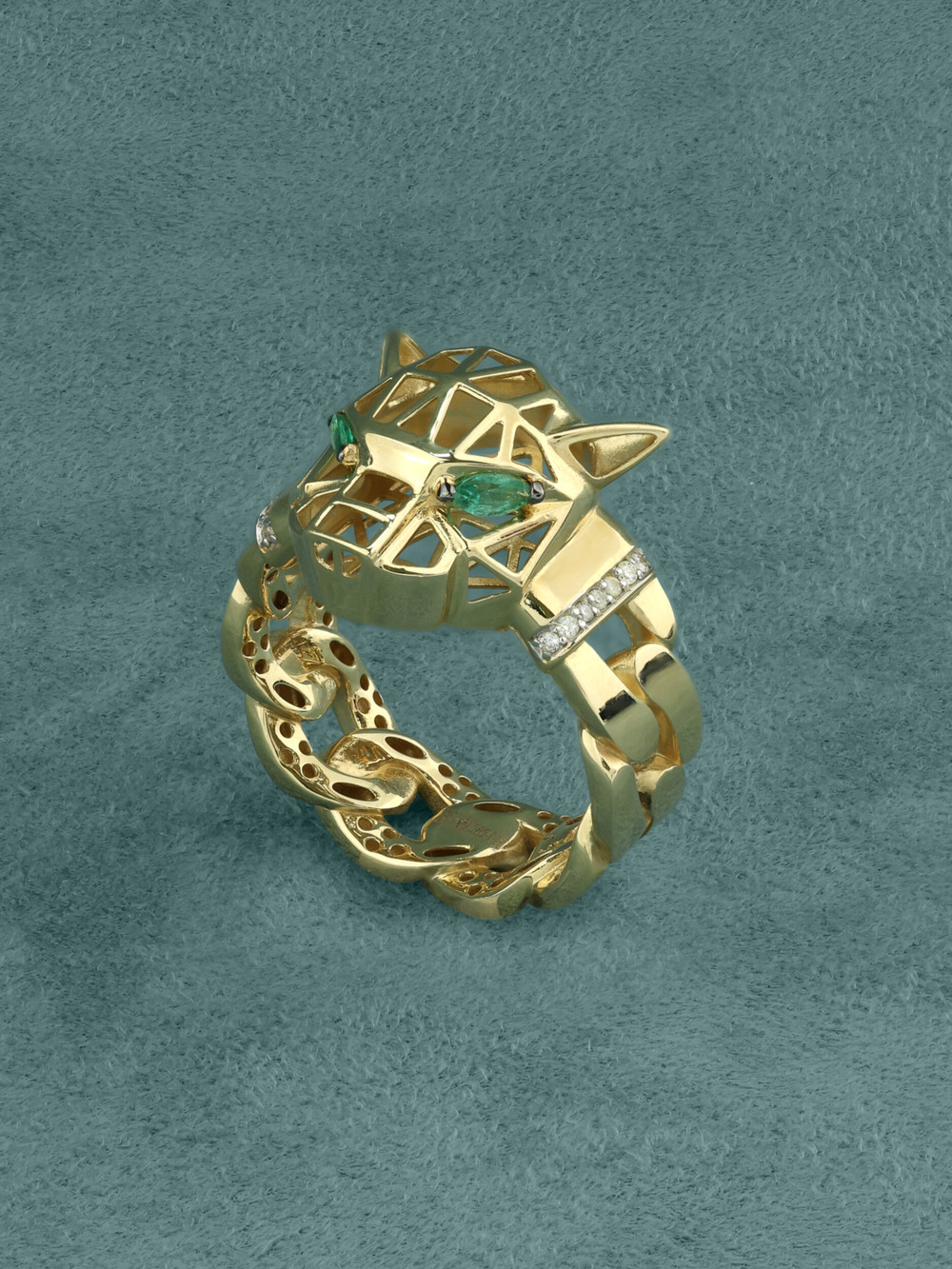 Кольцо из лимонного золота 585 пробы c бриллиантами и изумрудом