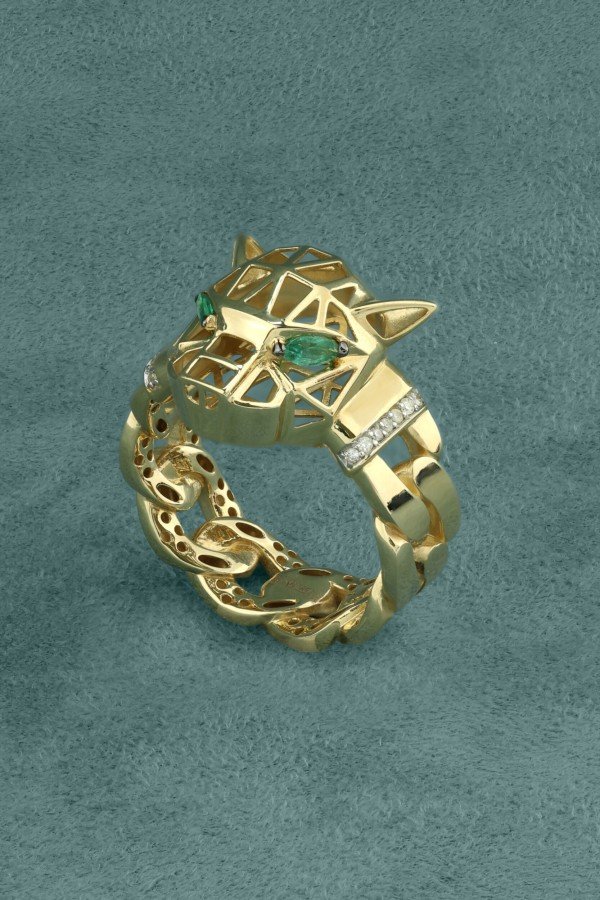 Кольцо из лимонного золота c бриллиантами и изумрудом