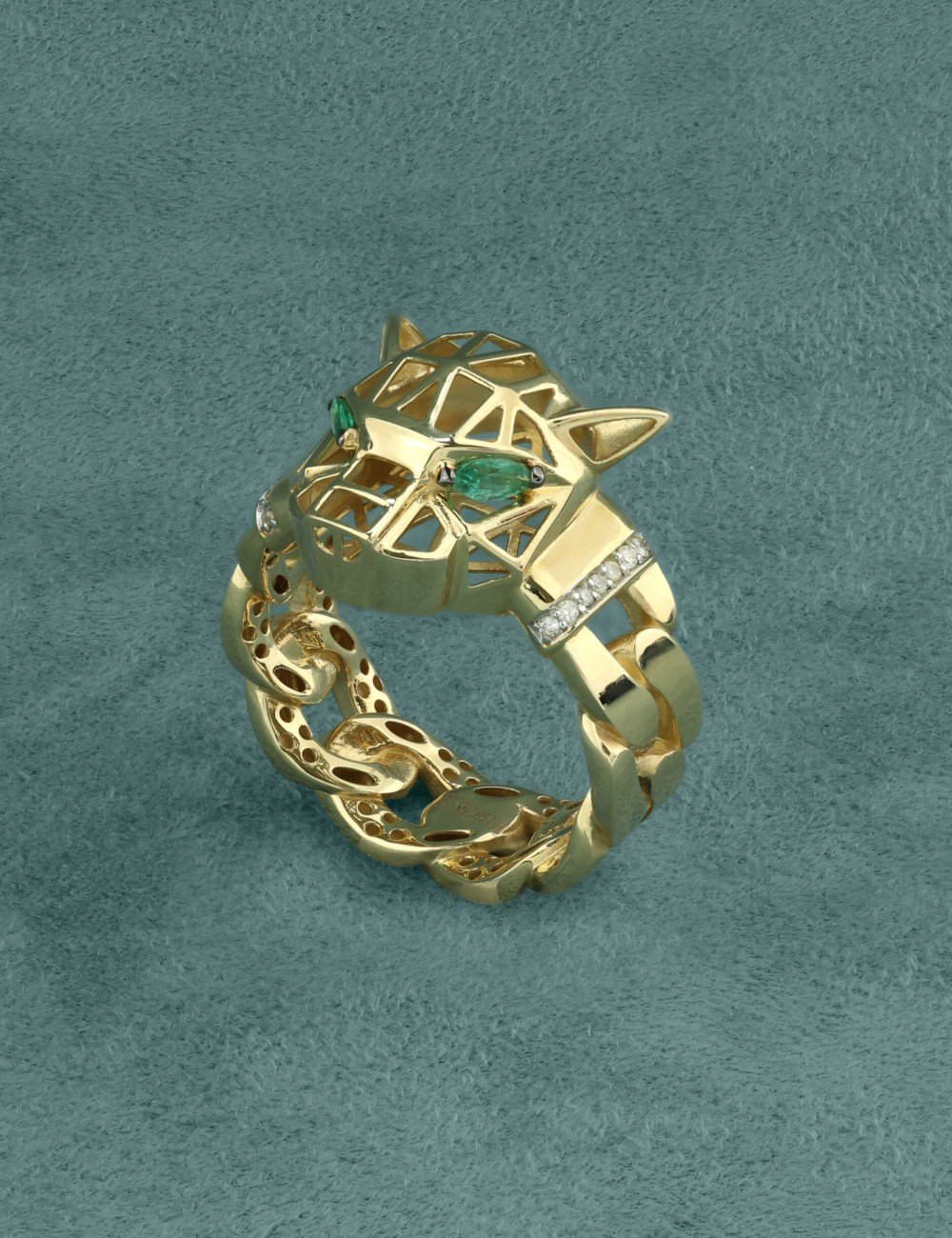 Кольцо из лимонного золота c бриллиантами и изумрудом