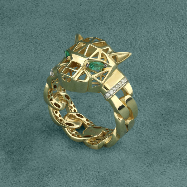 Кольцо из лимонного золота 585 пробы c бриллиантами и изумрудом