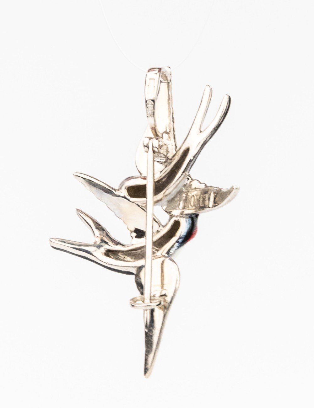 Брошь из белого золота c эмалью