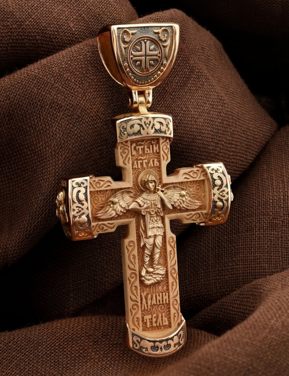 Крест из золота c деревом груши