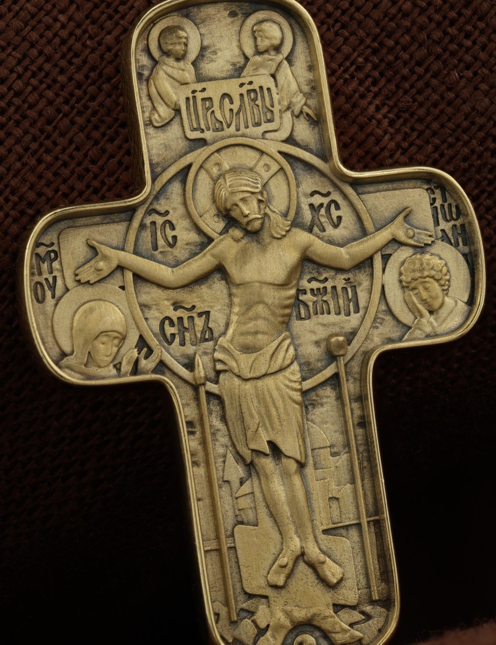 Крест из лимонного золота