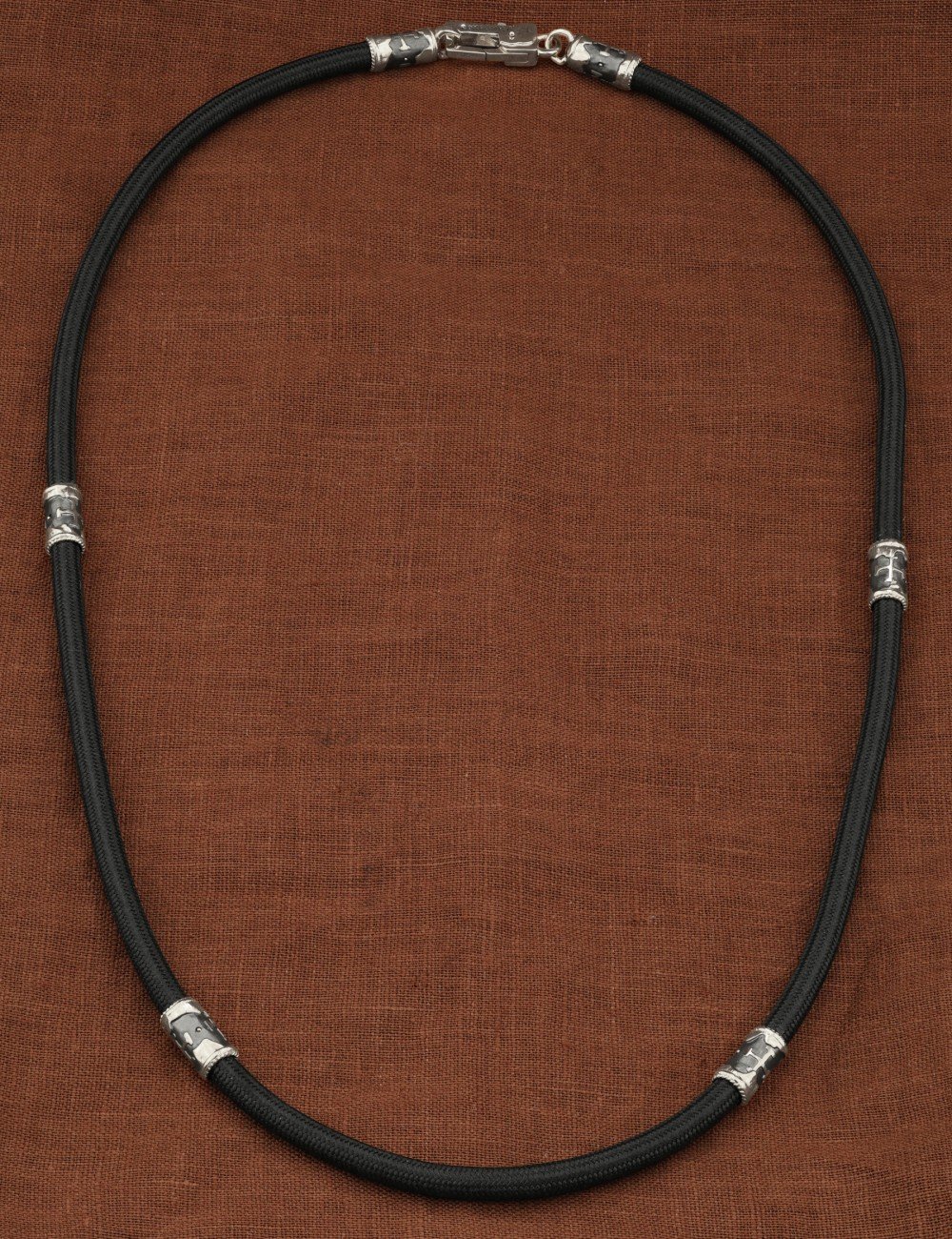 Шнурок шёлковый из белого золота c шёлковым шнурком