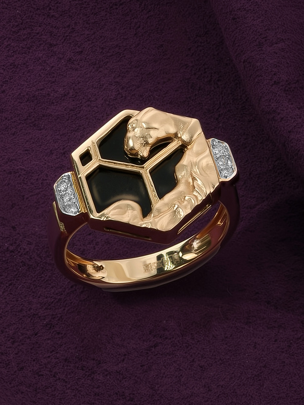 Кольцо из красного золота 585 пробы c бриллиантами и ониксом