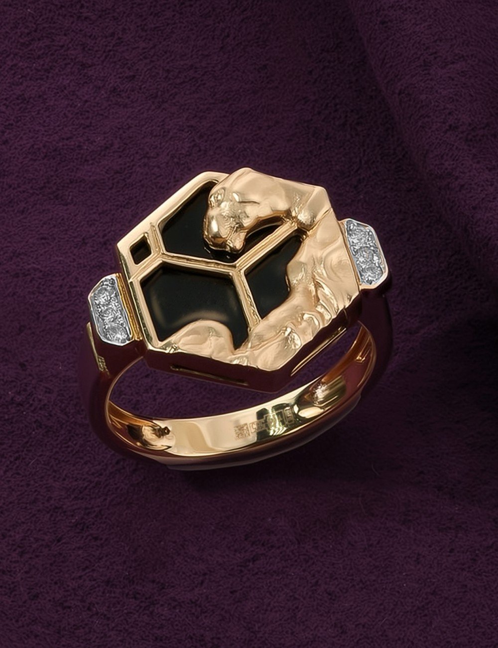 Кольцо из золота c бриллиантами и ониксом