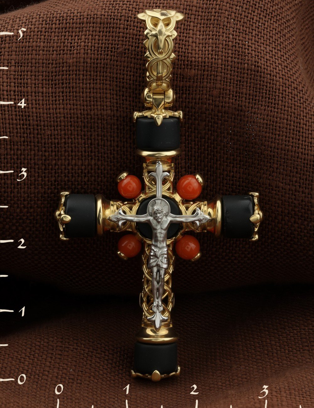 Крест из лимонного золота c ониксом и кораллом