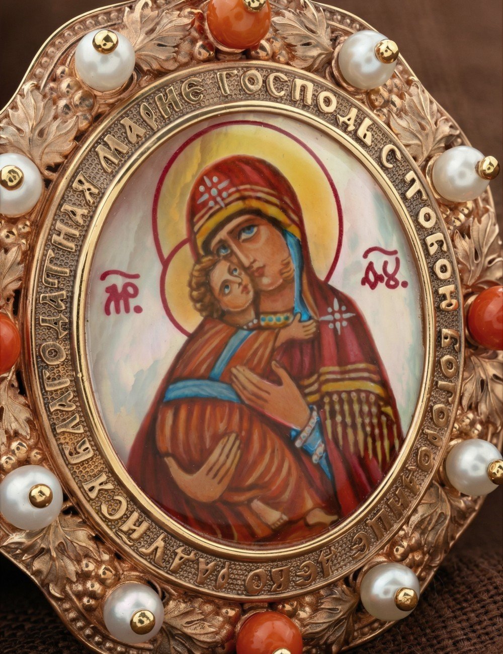 Образок из золота c эмалью, жемчугом, кораллом и перламутром