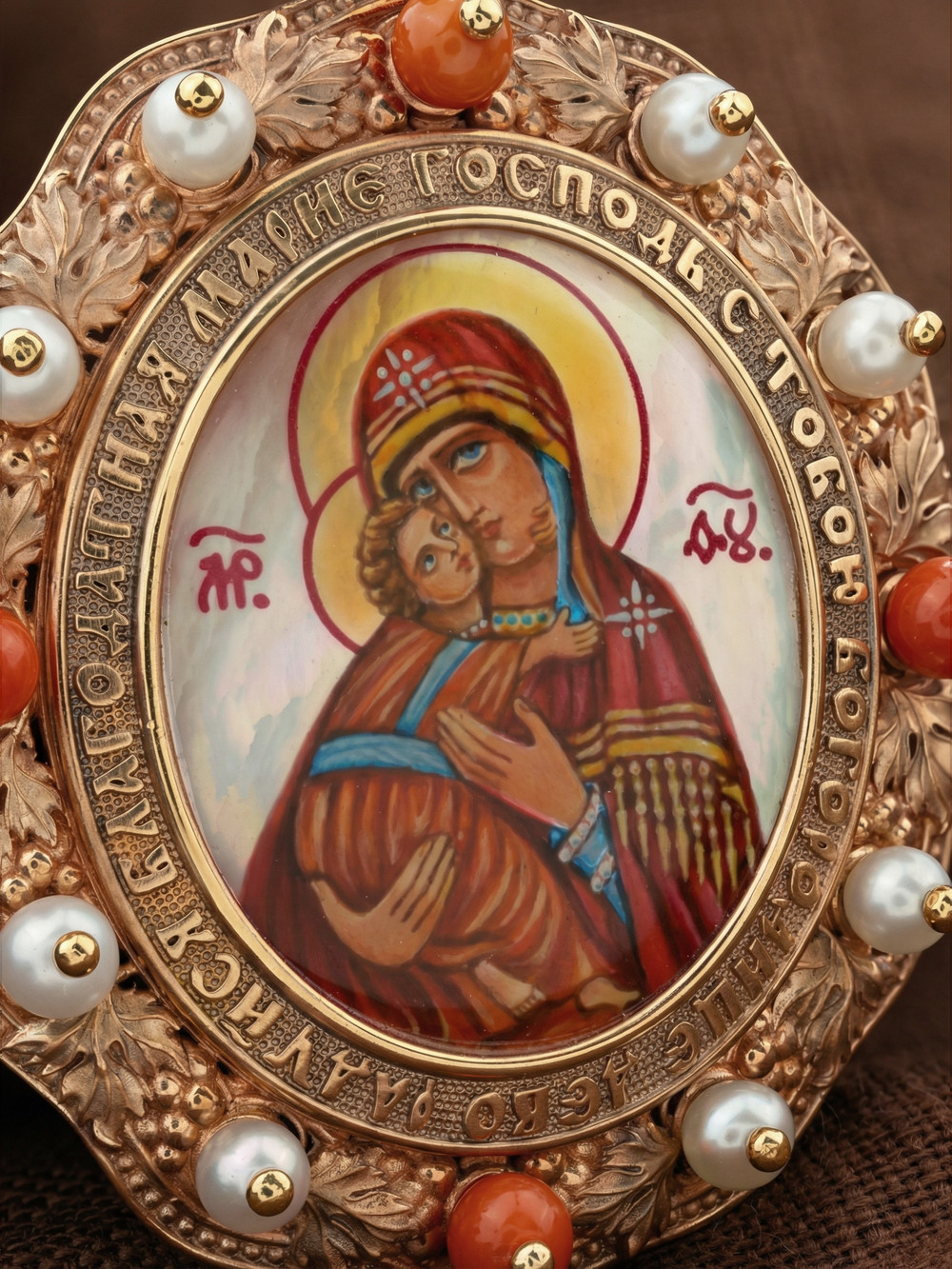 Нательная икона из красного золота 585 пробы c эмалью, жемчугом, кораллом и перламутром