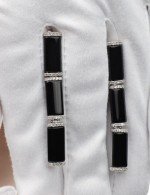 Серьги из белого золота c бриллиантами и ониксом