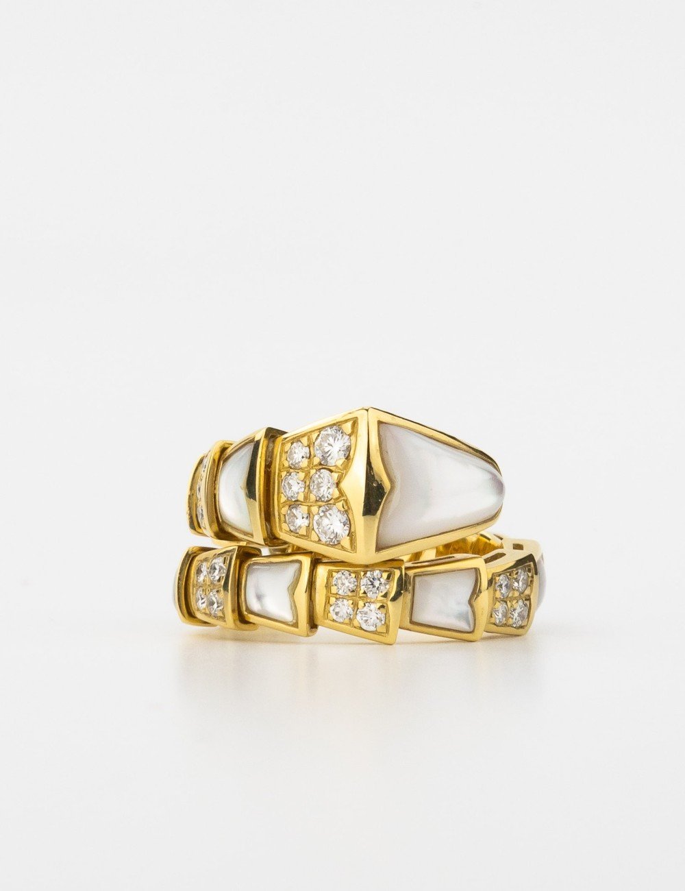 Кольцо из лимонного золота c бриллиантами и перламутром