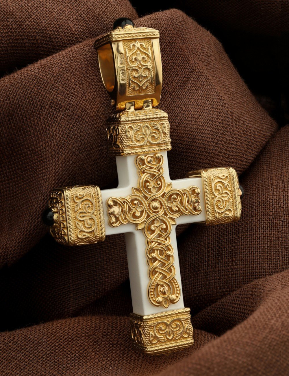 Крест из лимонного золота c эмалью, ониксом и бивнем мамонта