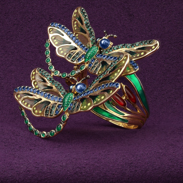 Кольцо из лимонного золота 585 пробы c сапфиром, изумрудом и эмалью