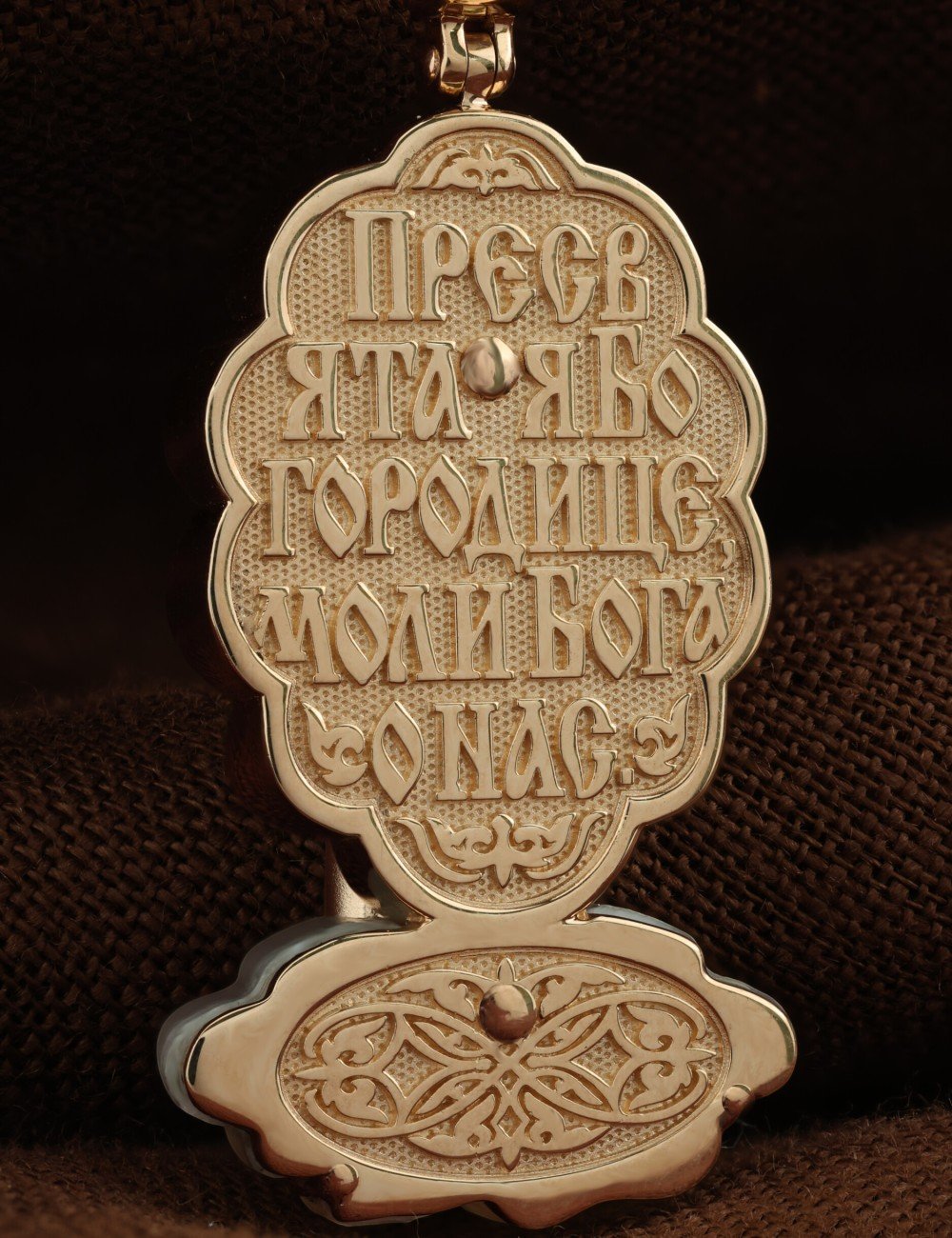 Образок из золота c бриллиантами и перламутром