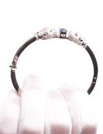 Браслет из белого золота c бриллиантами, сапфиром и изумрудом