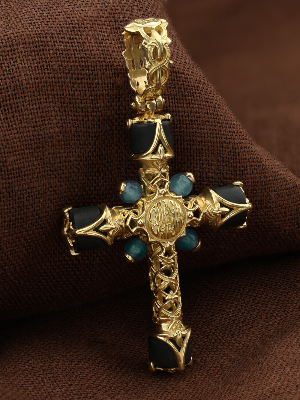 Крест из лимонного золота 585 пробы c ониксом и жадеитом