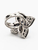 Кольцо из белого золота c бриллиантами и ониксом